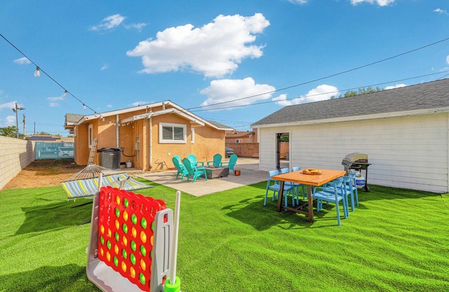 Amazing 4-bedroom house in peaceful Midway City w/fire pit lounge, backyard