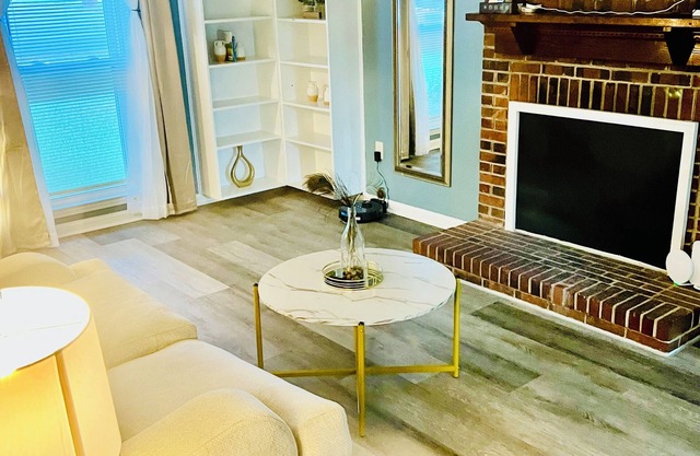 Amazing 4-bedroom house, 5-mins from CLT airport 9-mins from Uptown Charlotte