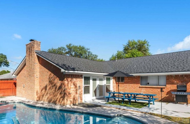 Amazing 4BR 2Bath Home with Pool & Game-Movie Room