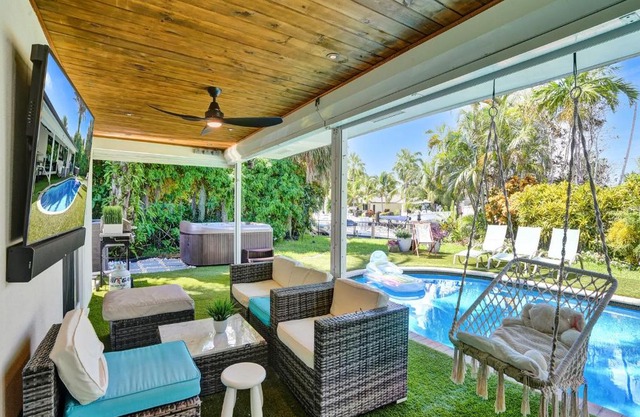 Amazing 5 bed house w pool, jacuzzi and your own boat
