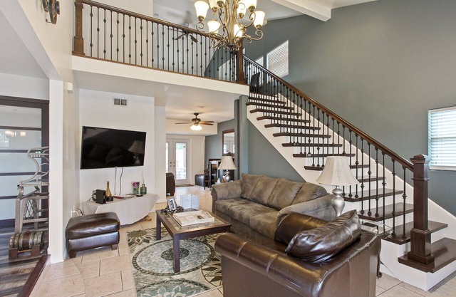 Amazing 5 Bedroom House that Sleeps 10, Near City Park!