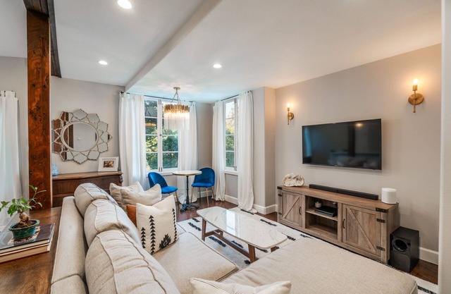 Amazing Apartment attached to historic home in Pasadena!