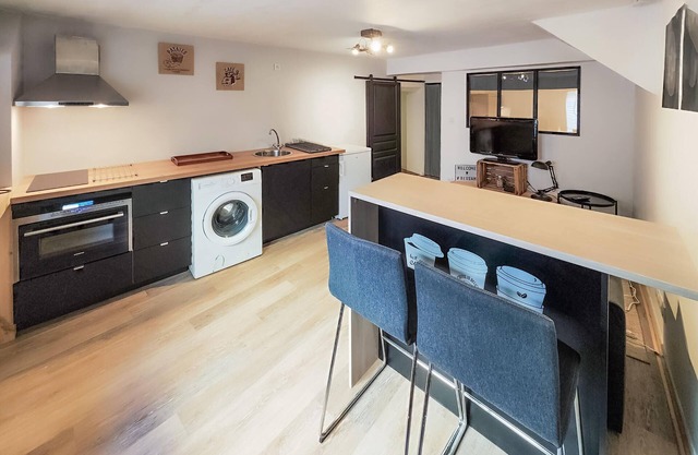Amazing apartment in Bessan with WiFi