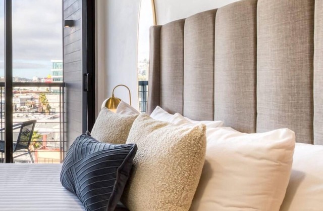 Amazing Apt w/Balcony & A/C: Gym+Lounge+24/7 Sec