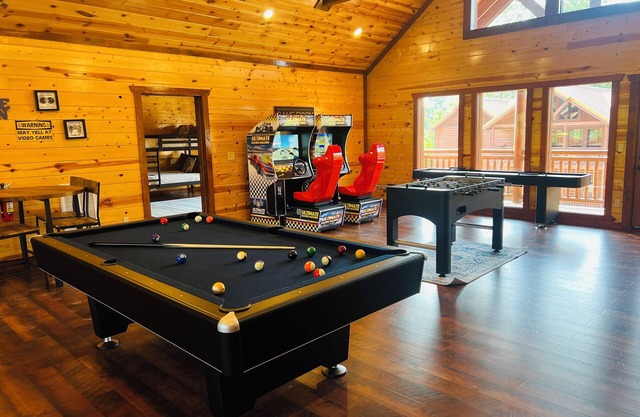 Amazing Arcade! Free local attractions! Huge outdoor Pavilion Pvt Pool HotTub