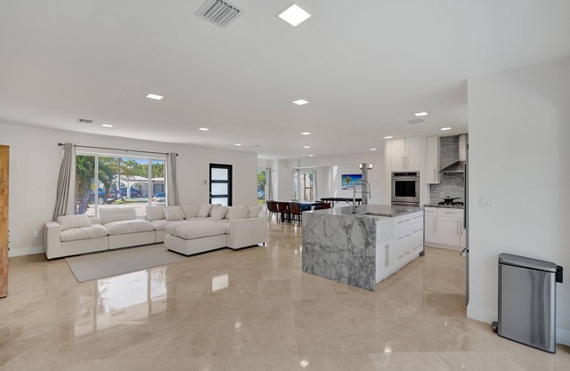 Amazing Aventura area 3/3 Waterfront Property