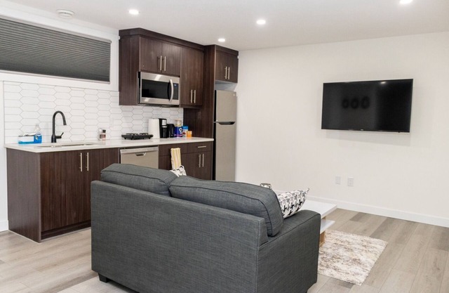 Amazing Basement Suite With a Dedicated Workspace