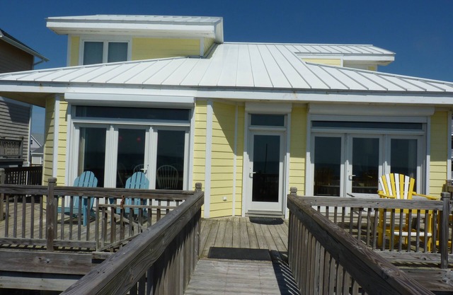 Amazing beach front 4 bedroom house Dog friendly children welcome gated deck