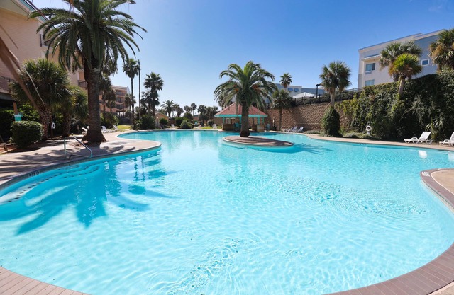 Amazing Beach Condo w/top floor views, pools(1 heated), pet friendly
