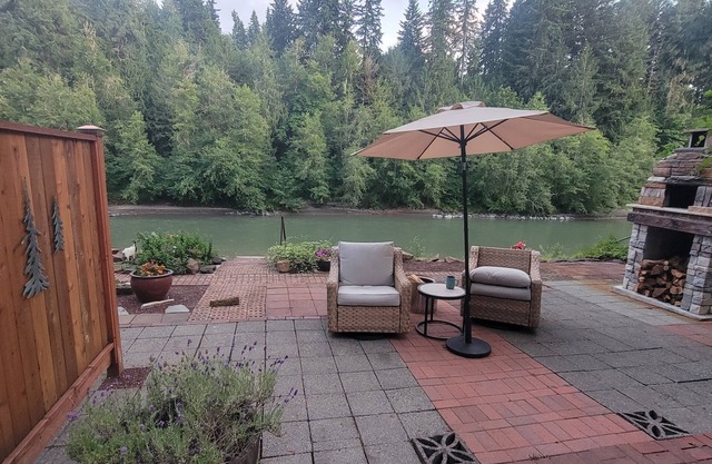 Amazing Beach & Waterfront in 2-bedroom Cottage on Toutle River Castle Rock Wa