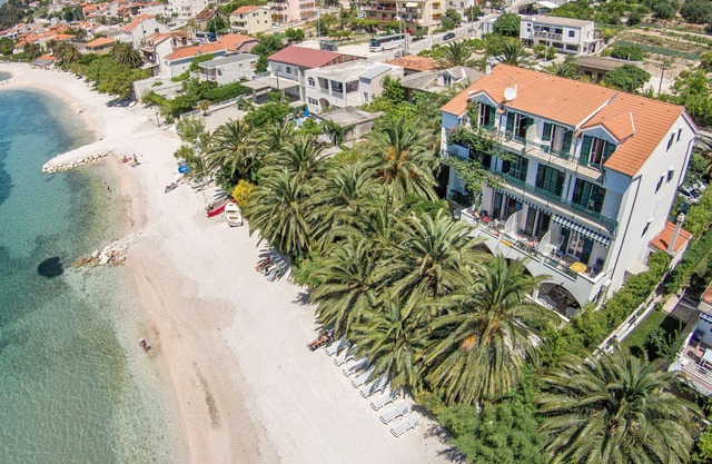 Amazing Beachfront Villa Palms