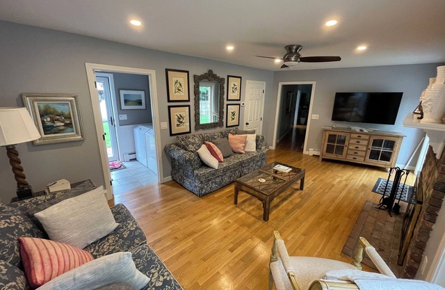 Amazing Beautiful Osterville, Cape Cod, MA! Beach Pass, Fire Pit, Sleeps 10