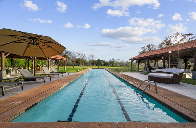 AMAZING! Beautiful Country House. - Access to River, Olympic pool, Sleep 24.