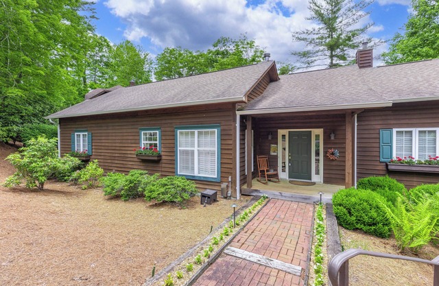 Amazing condo in Sapphire within walking distance to Fairfield Lake