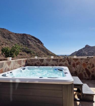 Amazing cozy Villa Hugo Tauro with Jacuzzi, Pool, Wi-Fi