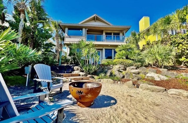 Amazing Direct Oceanfront 4BR/5BA Iconic North Beach Pool Home