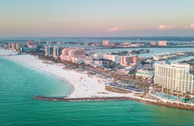 Amazing Downtown views W/Pool,Gym, & Free Parking