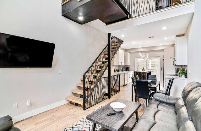 Amazing Duplex w/2x Roofdeck - 8BR/6BR