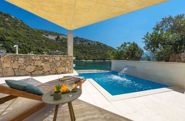 Amazing Family SeaFront House with Private Pool and Beach