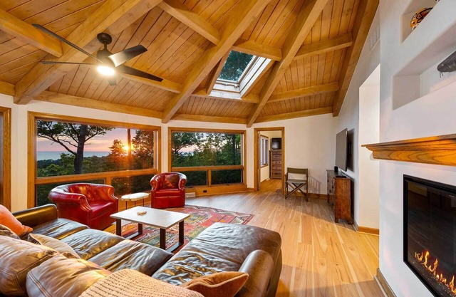 Amazing Green Bay sunsets. Dog-friendly fenced yard. King beds. Open spaces.