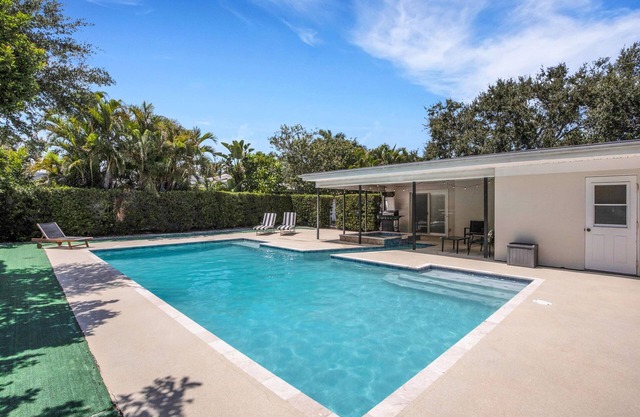 Amazing heated pool & spa just minutes from Anna Maria Island