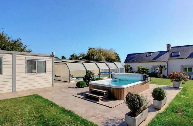 Amazing home in Jugon-les-Lacs