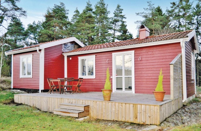 Amazing home in Henån with WiFi