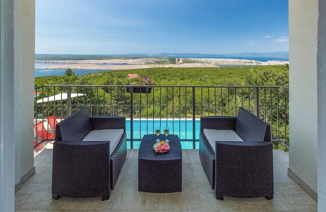 Amazing home in Smrika