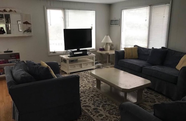 Amazing home in Barnegat Light with 5 Bedrooms and WiFi