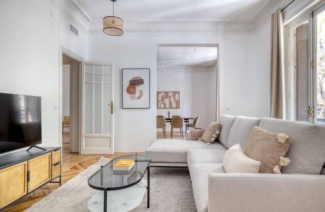 Amazing Jerónimos 3BR, in the best area of Madrid, by Blueground