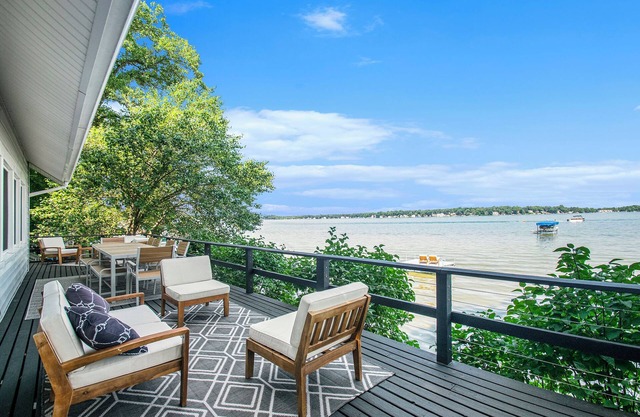 Amazing Lake House - beautiful clear lake - 2 hours from Chicago!