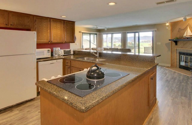 AMAZING LAKE LOCATION! Stay a week for 30% discount! MANY Resort Amenities!