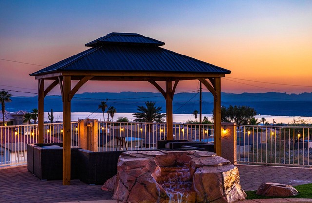 AMAZING LAKE VIEWS AND POOL!