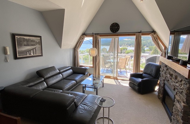 Amazing lake view, steps to Kinsmen Beach & Invermere restaurants & amenities!