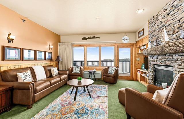 Amazing Lake Views | 2BR w/King Suite | Pools