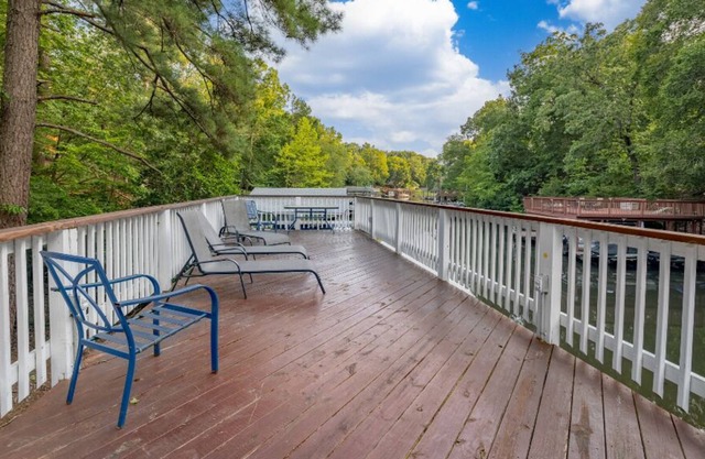 Amazing Lakefront Home: Deck, Firepit, Wi-Fi, Pool Table, Foosball, Fishing