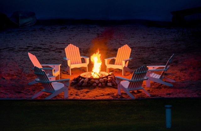 Amazing Large Sandy Beach, Hot tub, Fireplace, Dog Welcome, Kayaks, Paddleboards