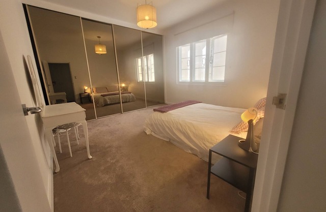 Amazing location, privacy and comfort! Walk to Bondi Junction, Queen St & parks