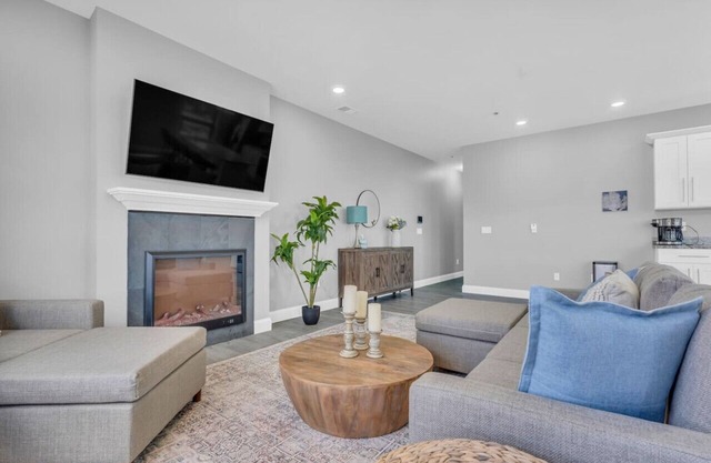 Amazing Loft overlook Overlooking DT Port Huron!