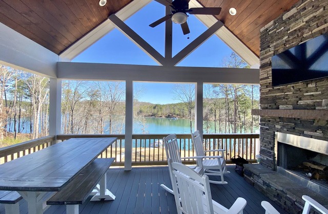 Amazing Mid Lake Keowee Location and Cove.