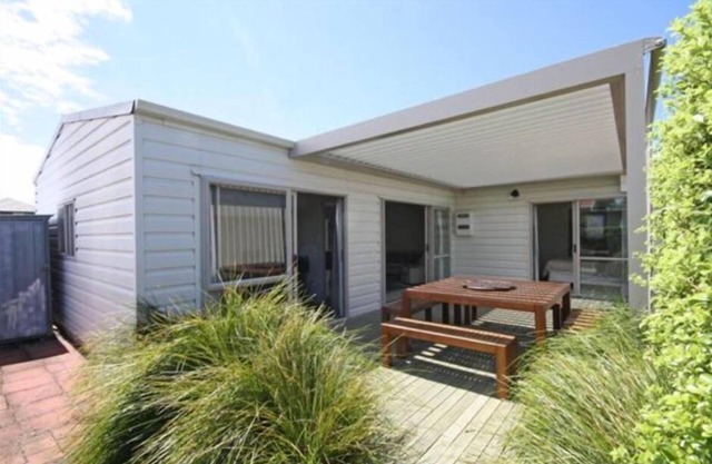 Amazing Modern Open Plan Bach walk to beach or townnSleeps 8 - large sunny deck