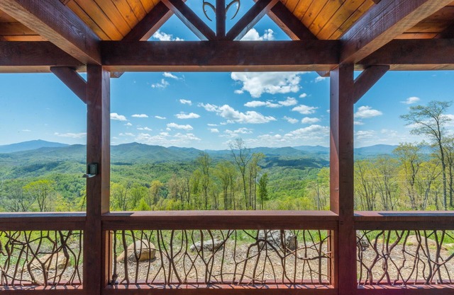 Amazing Mtn Views, Stunning Sunsets, Fire Pit, Gas Logs, Private, Grill, WiFi!