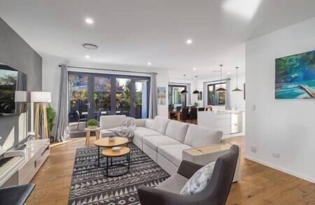 Amazing New Modern House w/Parking, 5min from CBD, Sleeps 11, Large Modern house w/parking, 5 min dr