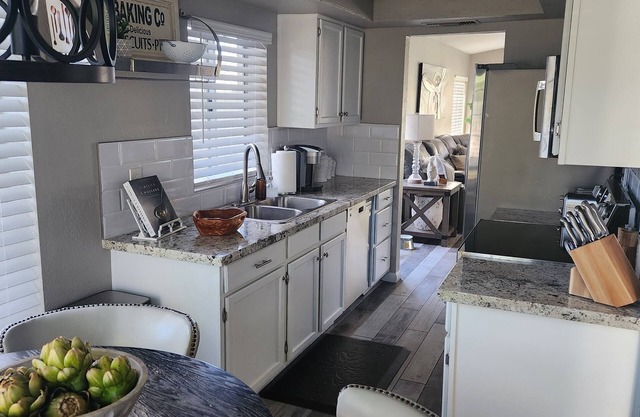*AMAZING NORTH GLENDALE/PHX 3 BD HOME 2 BATH HOME*