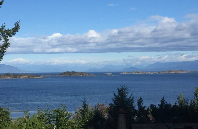 Amazing ocean and mountain views, very private, close to amenities