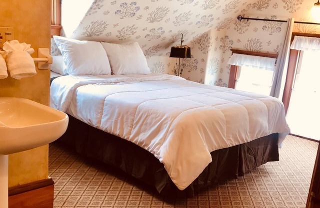 AMAZING OCEAN VIEWS - QUEEN, TWIN and LIVING ROOM