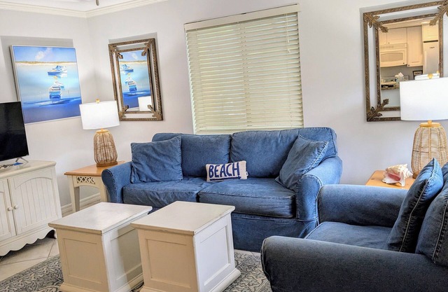 Amazing Old Naples Location! Center of Fifth Ave & Walk to Beach