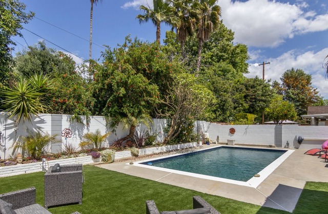 Amazing Private house with POOL& 3 bedrooms in the heart of LA