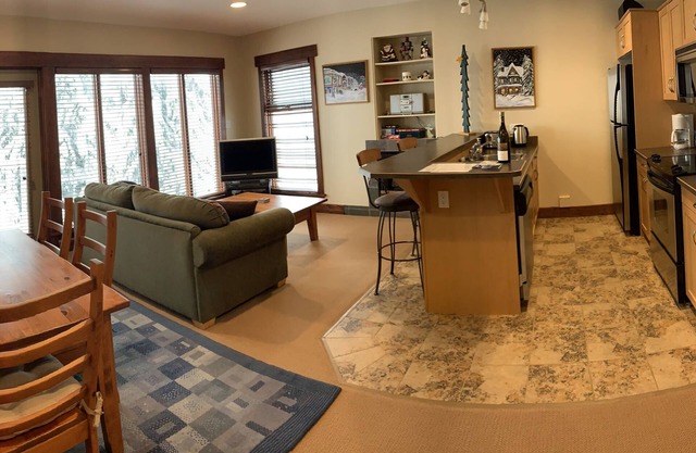 Amazing Ski-In Ski-Out and Mountain View Apartment with Hot Tub