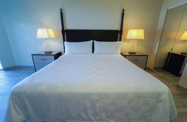 Amazing Stay Close to Best Attractions! 4 Relaxing Units w/Kitchen, Pool!